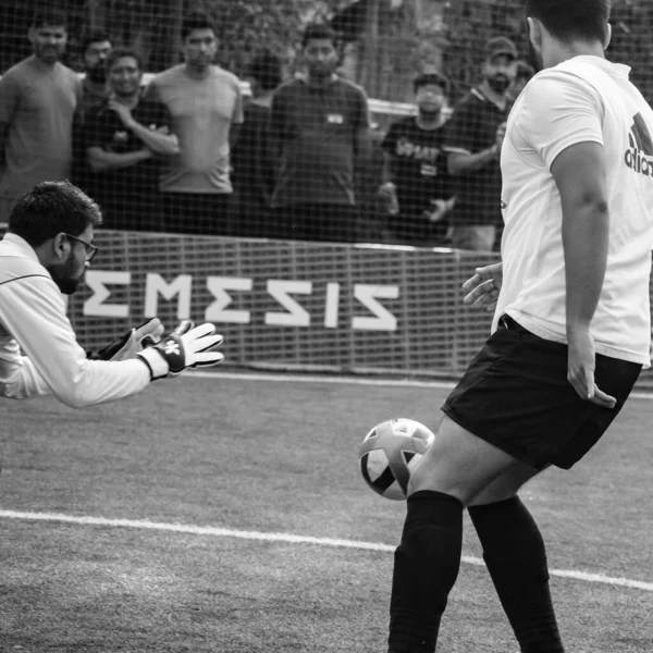 Delhi, Hindistan - 19 Temmuz 2019 - Kötü bir futbol sahasında bölgesel Derby şampiyonasında yerel futbol takımının futbolcuları. Stadyumdaki sıcak futbol maçı Siyah ve Beyaz