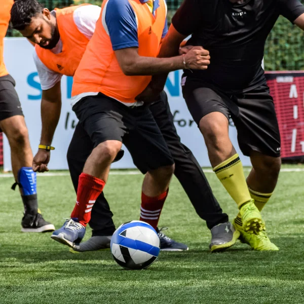 デリー インド 2019年7月19日 地元のサッカーチームのサッカー選手が 悪いサッカーピッチの地域ダービー選手権で試合中に スタジアムのフィールド上のサッカー試合の熱い瞬間黒と白 — ストック写真