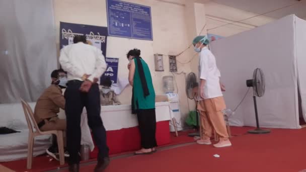 Δελχί Ινδία Απρίλιος 2021 Ιατρικός Εργαζόμενος Εμβολιάζει Εμβόλιο Κατά Την — Αρχείο Βίντεο