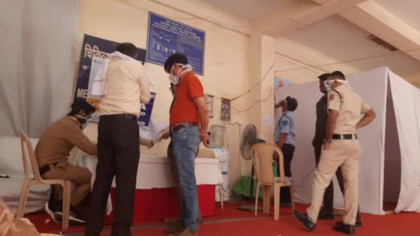 Delhi India Abril 2021 Trabajador Médico Inocula Vacuna Durante Tercera — Vídeo de stock