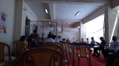 Delhi Hindistan 24 Nisan 2021 - Covid-19 Coronavirus aşı kampanyasının üçüncü aşısı sırasında aşıyı aşıladı Covid Merkezi, Delhi Aşı Merkezi 'ndeki Yaşlılar için