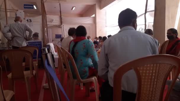 2021年4月24日 在德里医院Covid Coronavirus老年公民疫苗接种计划的第三阶段 医护人员接种了疫苗 — 图库视频影像