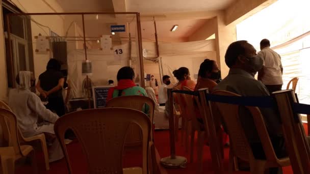 Delhi Índia Abril 2021 Trabalhador Médico Inocula Vacina Durante Terceira — Vídeo de Stock