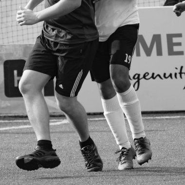 Delhi, Hindistan - 01 Temmuz 2018 - Kötü bir futbol sahası ile bölgesel Derby şampiyonasında yerel futbol takımının futbolcuları. Stadyumdaki sıcak futbol maçı Siyah ve Beyaz