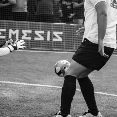 Delhi, Hindistan - 01 Temmuz 2018 - Kötü bir futbol sahası ile bölgesel Derby şampiyonasında yerel futbol takımının futbolcuları. Stadyumdaki sıcak futbol maçı Siyah ve Beyaz