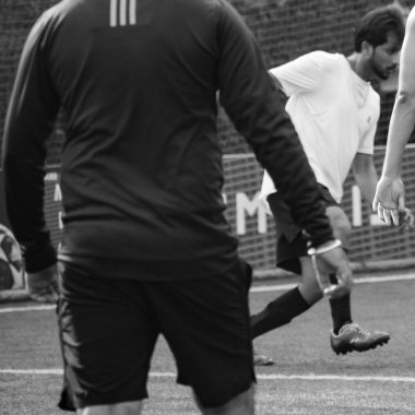 Delhi, Hindistan - 01 Temmuz 2018 - Kötü bir futbol sahası ile bölgesel Derby şampiyonasında yerel futbol takımının futbolcuları. Stadyumdaki sıcak futbol maçı Siyah ve Beyaz