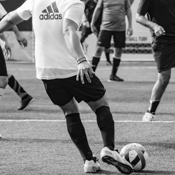 Delhi, Hindistan - 01 Temmuz 2018 - Kötü bir futbol sahası ile bölgesel Derby şampiyonasında yerel futbol takımının futbolcuları. Stadyumdaki sıcak futbol maçı Siyah ve Beyaz