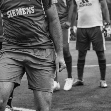 Delhi, Hindistan - 01 Temmuz 2018 - Kötü bir futbol sahası ile bölgesel Derby şampiyonasında yerel futbol takımının futbolcuları. Stadyumdaki sıcak futbol maçı Siyah ve Beyaz