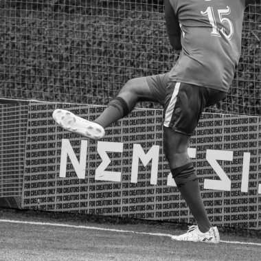 Delhi, Hindistan - 01 Temmuz 2018 - Kötü bir futbol sahası ile bölgesel Derby şampiyonasında yerel futbol takımının futbolcuları. Stadyumdaki sıcak futbol maçı Siyah ve Beyaz