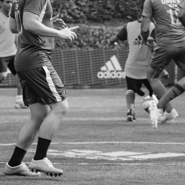 Delhi, Hindistan - 01 Temmuz 2018 - Kötü bir futbol sahası ile bölgesel Derby şampiyonasında yerel futbol takımının futbolcuları. Stadyumdaki sıcak futbol maçı Siyah ve Beyaz