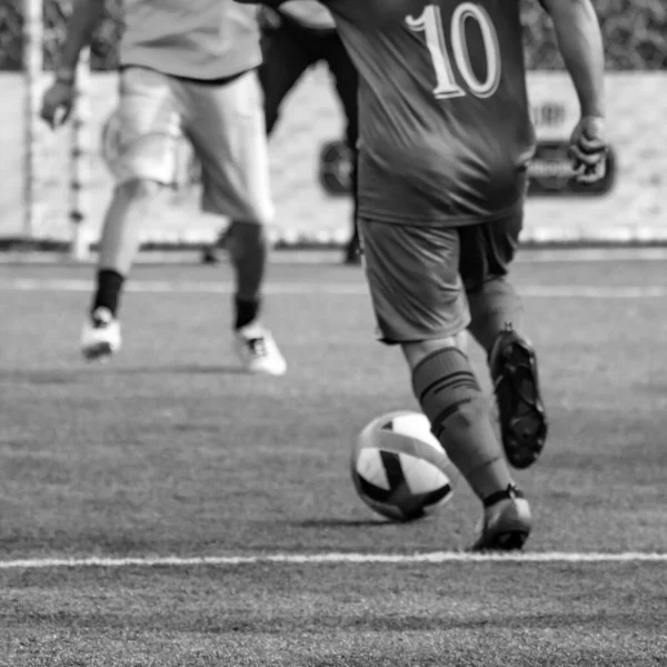 Delhi, Hindistan - 01 Temmuz 2018 - Kötü bir futbol sahası ile bölgesel Derby şampiyonasında yerel futbol takımının futbolcuları. Stadyumdaki sıcak futbol maçı Siyah ve Beyaz