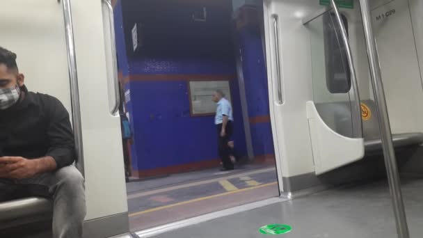 뉴델리 지하철 2021 마스크를 필수적 지하철 내부를 바라봄 메트로 크로싱 — 비디오