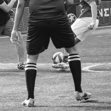 Delhi, Hindistan - 01 Temmuz 2018 - Kötü bir futbol sahası ile bölgesel Derby şampiyonasında yerel futbol takımının futbolcuları. Stadyumdaki sıcak futbol maçı Siyah ve Beyaz