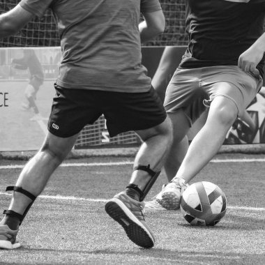 Delhi, Hindistan - 01 Temmuz 2018 - Kötü bir futbol sahası ile bölgesel Derby şampiyonasında yerel futbol takımının futbolcuları. Stadyumdaki sıcak futbol maçı Siyah ve Beyaz