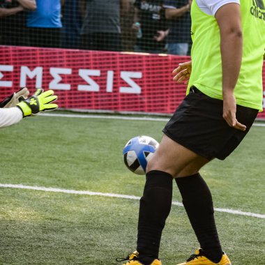 Delhi, Hindistan - 01 Temmuz 2018 - Kötü bir futbol sahası ile bölgesel Derby şampiyonasında yerel futbol takımının futbolcuları. Stadyumdaki sıcak futbol maçı Siyah ve Beyaz