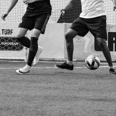 Delhi, Hindistan - 01 Temmuz 2018 - Kötü bir futbol sahası ile bölgesel Derby şampiyonasında yerel futbol takımının futbolcuları. Stadyumdaki sıcak futbol maçı Siyah ve Beyaz