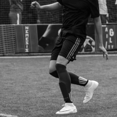 Delhi, Hindistan - 01 Temmuz 2018 - Kötü bir futbol sahası ile bölgesel Derby şampiyonasında yerel futbol takımının futbolcuları. Stadyumdaki sıcak futbol maçı Siyah ve Beyaz