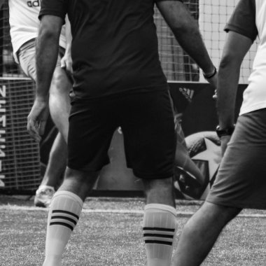 Delhi, Hindistan - 01 Temmuz 2018 - Kötü bir futbol sahası ile bölgesel Derby şampiyonasında yerel futbol takımının futbolcuları. Stadyumdaki sıcak futbol maçı Siyah ve Beyaz