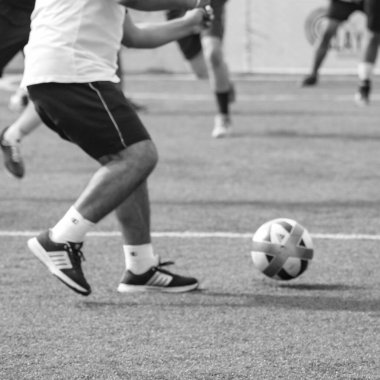 Delhi, Hindistan - 01 Temmuz 2018 - Kötü bir futbol sahası ile bölgesel Derby şampiyonasında yerel futbol takımının futbolcuları. Stadyumdaki sıcak futbol maçı Siyah ve Beyaz
