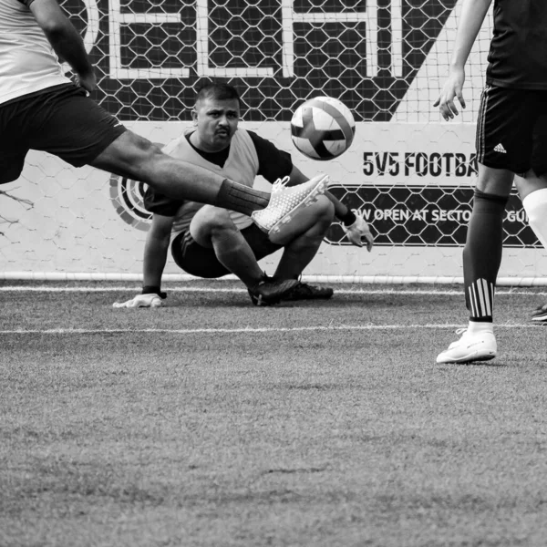 インドのデリー 2018年7月1日 地元のサッカーチームのサッカー選手が 悪いサッカーピッチの地域ダービー選手権で試合中に スタジアムのフィールド上のサッカー試合の熱い瞬間黒と白 — ストック写真