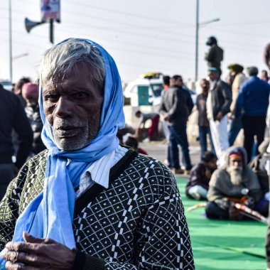Gazipur, Delhi, Hindistan 25 Aralık 2020 - Punjab, Uttar Pradesh ve Uttarakhand 'den Hintli Sih ve Hindu Çiftçiler Delhi-UP sınırında protesto eylemi düzenlediler. Çiftçiler yeni çiftçi yasalarını protesto ediyorlar