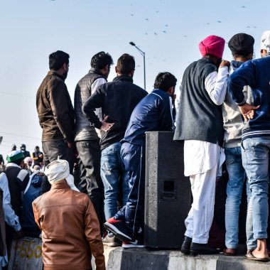 Gazipur, Delhi, Hindistan 25 Aralık 2020 - Punjab, Uttar Pradesh ve Uttarakhand 'den Hintli Sih ve Hindu Çiftçiler Delhi-UP sınırında protesto eylemi düzenlediler. Çiftçiler yeni çiftçi yasalarını protesto ediyorlar