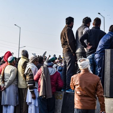 Gazipur, Delhi, Hindistan 25 Aralık 2020 - Punjab, Uttar Pradesh ve Uttarakhand 'den Hintli Sih ve Hindu Çiftçiler Delhi-UP sınırında protesto eylemi düzenlediler. Çiftçiler yeni çiftçi yasalarını protesto ediyorlar