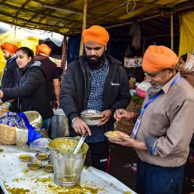 Gazipur, Delhi, Hindistan 25 Aralık 2020 - Punjab, Uttar Pradesh ve Uttarakhand 'den Hintli Sih ve Hindu Çiftçiler Delhi-UP sınırında protesto eylemi düzenlediler. Çiftçiler yeni çiftçi yasalarını protesto ediyorlar