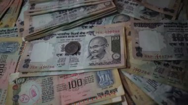 Hint Rupisi hızla sayılıyor, Hint Rupisi 'nin yakın çekilişi, Hint Rupisi' nin yakın çekilişi, Hint Rupisi 'nin yakın çekimi...