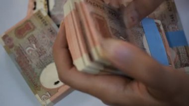 Hint Rupisi hızla sayılıyor, Hint Rupisi 'nin yakın çekilişi, Hint Rupisi' nin yakın çekilişi, Hint Rupisi 'nin yakın çekimi...