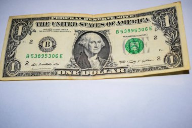 Beyaz arka planda bir dolara yakın, yakın planda bir Amerikan doları, merhum ABD Başkanı George Washington 'ın portresi.