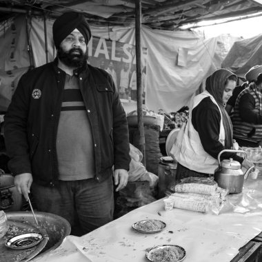 Gazipur, Delhi, Hindistan 25 Aralık 2020 - Punjab, Uttar Pradesh ve Uttarakhand 'den Hintli Sih ve Çiftçiler, Delhi-UP sınırında yeni çiftçi yasalarına karşı protestolar başlattılar