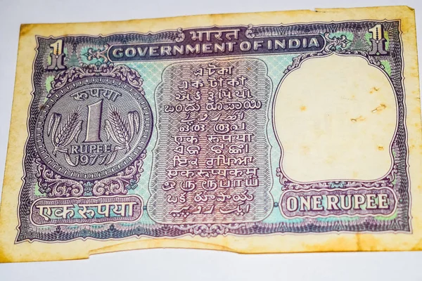 珍しいインドの古いルピーの通貨ノート白の背景に インド政府1ルピー古い銀行券インドの通貨 テーブルの上の古いインドの通貨ノート — ストック写真