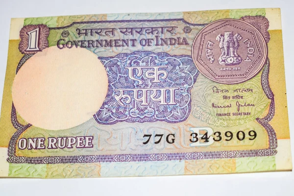 珍しいインドの古いルピーの通貨ノート白の背景に インド政府1ルピー古い銀行券インドの通貨 テーブルの上の古いインドの通貨ノート — ストック写真