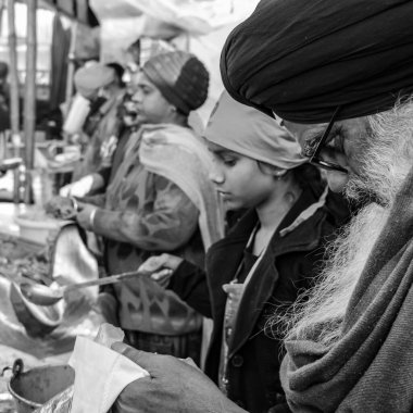 Gazipur, Delhi, Hindistan 25 Aralık 2020 - Punjab, Uttar Pradesh ve Uttarakhand 'den Hintli Sih ve Çiftçiler, Delhi-UP sınırında yeni çiftçi yasalarına karşı protestolar başlattılar