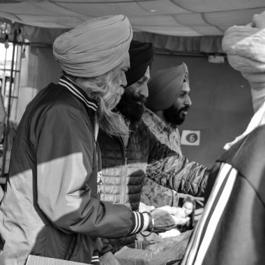 Gazipur, Delhi, Hindistan 25 Aralık 2020 - Punjab, Uttar Pradesh ve Uttarakhand 'den Hintli Sih ve Çiftçiler, Delhi-UP sınırında yeni çiftçi yasalarına karşı protestolar başlattılar