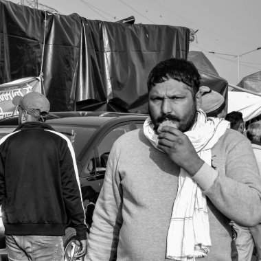 Gazipur, Delhi, Hindistan 25 Aralık 2020 - Punjab, Uttar Pradesh ve Uttarakhand 'den Hintli Sih ve Çiftçiler, Delhi-UP sınırında yeni çiftçi yasalarına karşı protestolar başlattılar