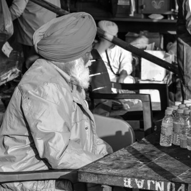 Gazipur, Delhi, Hindistan 25 Aralık 2020 - Punjab, Uttar Pradesh ve Uttarakhand 'den Hintli Sih ve Çiftçiler, Delhi-UP sınırında yeni çiftçi yasalarına karşı protestolar başlattılar