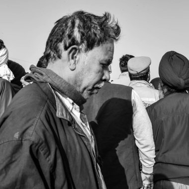 Gazipur, Delhi, Hindistan 25 Aralık 2020 - Punjab, Uttar Pradesh ve Uttarakhand 'den Hintli Sih ve Çiftçiler, Delhi-UP sınırında yeni çiftçi yasalarına karşı protestolar başlattılar