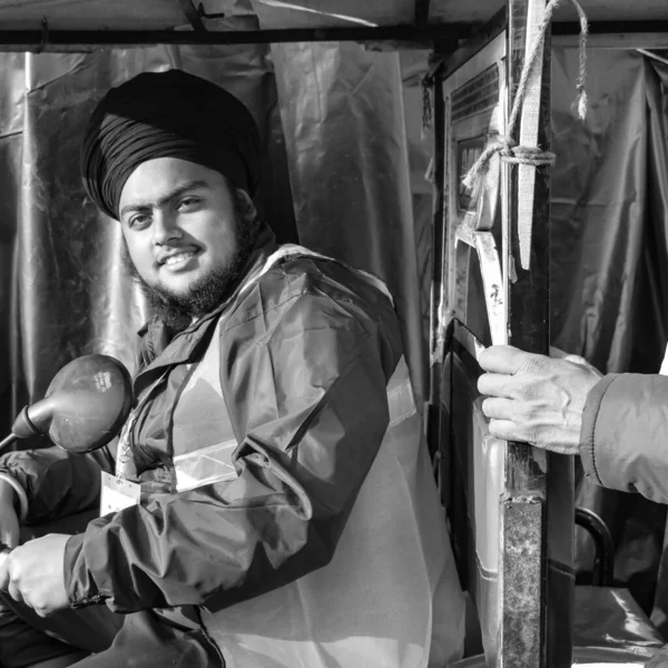 Gazipur, Delhi, Hindistan 25 Aralık 2020 - Punjab, Uttar Pradesh ve Uttarakhand 'den Hintli Sih ve Çiftçiler, Delhi-UP sınırında yeni çiftçi yasalarına karşı protestolar başlattılar