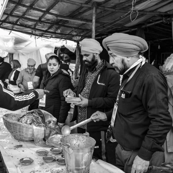 Gazipur, Delhi, Hindistan 25 Aralık 2020 - Punjab, Uttar Pradesh ve Uttarakhand 'den Hintli Sih ve Çiftçiler, Delhi-UP sınırında yeni çiftçi yasalarına karşı protestolar başlattılar