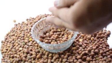 Siyah gram ham puls tohumları kristal berraklığında beyaz arka planda izole edilmiş, Hint Punjabi 'sinin favori Siyah Chana' sı masada, Raw Black Chana beyaz arka planda