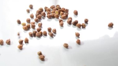 Siyah gram ham puls tohumları kristal berraklığında beyaz arka planda izole edilmiş, Hint Punjabi 'sinin favori Siyah Chana' sı masada, Raw Black Chana beyaz arka planda