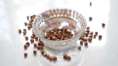 Siyah gram ham puls tohumları kristal berraklığında beyaz arka planda izole edilmiş, Hint Punjabi 'sinin favori Siyah Chana' sı masada, Raw Black Chana beyaz arka planda