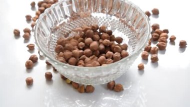 Siyah gram ham puls tohumları kristal berraklığında beyaz arka planda izole edilmiş, Hint Punjabi 'sinin favori Siyah Chana' sı masada, Raw Black Chana beyaz arka planda