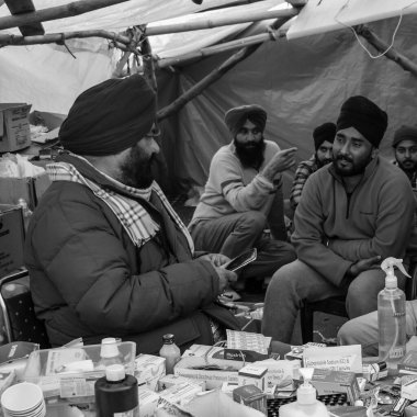 Gazipur, Delhi, Hindistan 25 Aralık 2020 - Punjab, Uttar Pradesh ve Uttarakhand 'den Hintli Sih ve Çiftçiler, Delhi-UP sınırında yeni çiftçi yasalarına karşı protestolar başlattılar