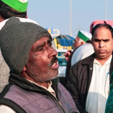 Gazipur, Delhi, Hindistan 25 Aralık 2020 - Punjab, Uttar Pradesh ve Uttarakhand 'den Hintli Sih ve Çiftçiler, Delhi-UP sınırında yeni çiftçi yasalarına karşı protestolar başlattılar