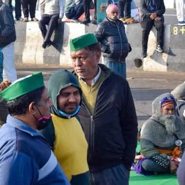 Gazipur, Delhi, Hindistan 25 Aralık 2020 - Punjab, Uttar Pradesh ve Uttarakhand 'den Hintli Sih ve Hindu Çiftçiler Delhi-UP sınırında protesto eylemi düzenlediler. Çiftçiler yeni çiftçi yasalarını protesto ediyorlar