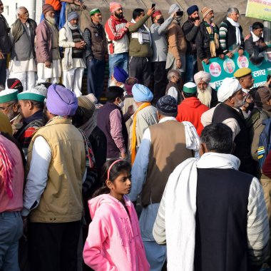 Gazipur, Delhi, Hindistan 25 Aralık 2020 - Punjab, Uttar Pradesh ve Uttarakhand 'den Hintli Sih ve Hindu Çiftçiler Delhi-UP sınırında protesto eylemi düzenlediler. Çiftçiler yeni çiftçi yasalarını protesto ediyorlar