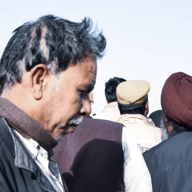 Gazipur, Delhi, Hindistan 25 Aralık 2020 - Punjab, Uttar Pradesh ve Uttarakhand 'den Hintli Sih ve Hindu Çiftçiler Delhi-UP sınırında protesto eylemi düzenlediler. Çiftçiler yeni çiftçi yasalarını protesto ediyorlar